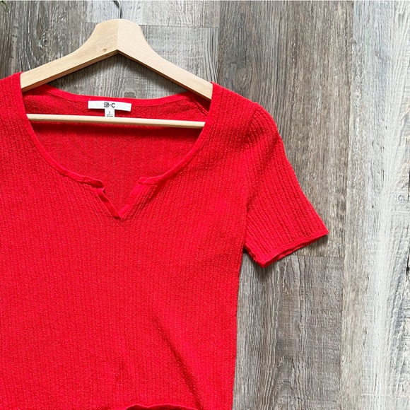 Uniqlo Cropped Lightweight V-neck Short Sleeve Top in Red - Picture 2 of 6